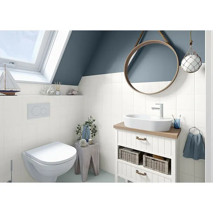 Alpina Wandfarbe Bad & Küche Tiefsee - Blau, Matt, 2,5 l - Badezimmer im Küstenstil mit weißen Fliesen, blauen Wänden, Oberlicht, Toilette und Waschtisch mit Waschbecken und Spiegel.