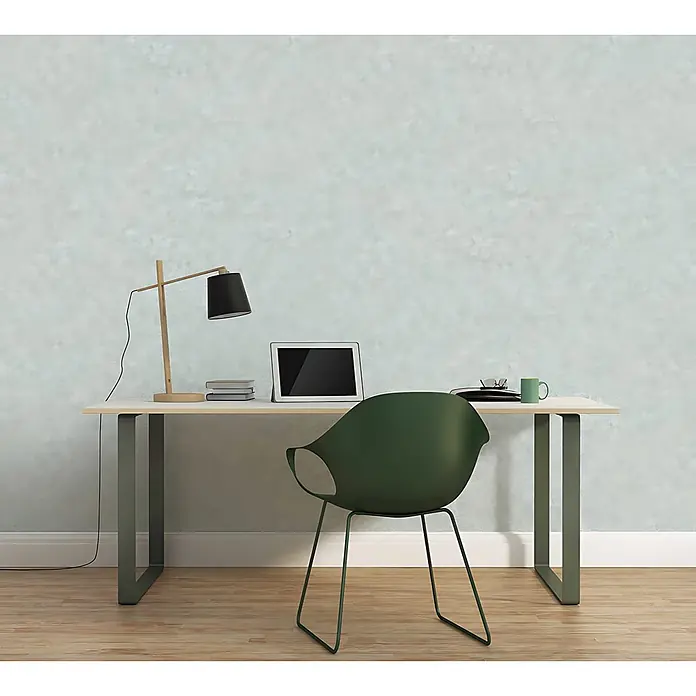 Profhome Vliestapete Vliestapete Uni grau - Uni, 10.050 x 530 mm - Hellblaugrüne Tapete mit Textur, die eine ruhige Kulisse für ein Homeoffice mit Schreibtisch und Stuhl bildet.