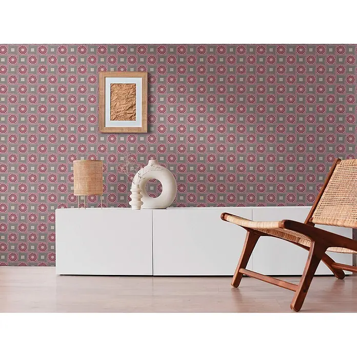 Profhome Vliestapete Vliestapete Grafisch, Retro, Geometrisch, Ornament, Design grau - beige-graulila, 10.050 x 530 mm - Geometrische Tapete mit rosafarbenen Kreismustern und beigen Quadraten auf grauem Hintergrund, an einer Wand in einem Wohnraum angebracht.