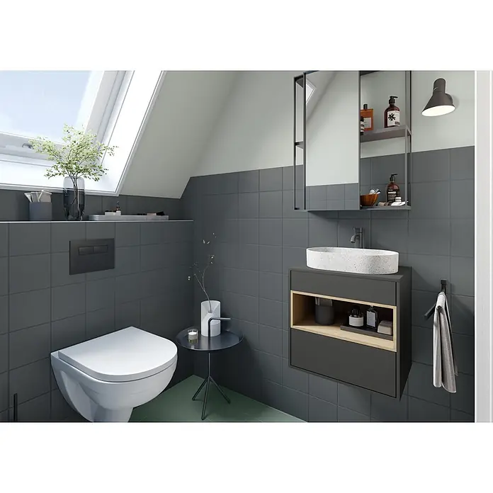Alpina Wandfarbe Bad & Küche Felsenmeer - Grau, Matt, 2,5 l - Moderner Badezimmer-Innenraum mit dunkelgrauen Fliesenwänden, Wand-WC, Waschtisch mit gesprenkelter Keramikschale und Spiegelschrank.