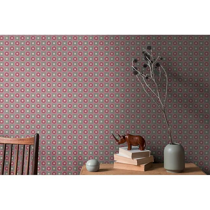 Profhome Vliestapete Vliestapete Grafisch, Retro, Geometrisch, Ornament, Design grau - beige-graulila, 10.050 x 530 mm - Geometrische Tapete in Dunkelgrau mit rosa Kreismustern und beigen Quadraten an einer Wand.
