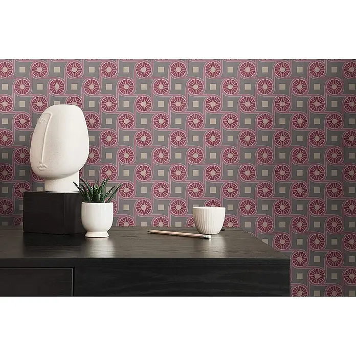 Profhome Vliestapete Vliestapete Grafisch, Retro, Geometrisch, Ornament, Design grau - beige-graulila, 10.050 x 530 mm - Geometrische Tapete mit wiederkehrendem Muster aus dunkelgrauem Rahmen, hellbeigen Quadraten und magenta-beigen Kreismotiven an einer Wand.