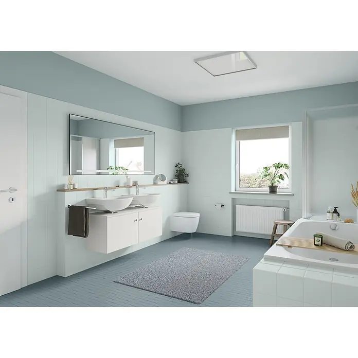 Alpina Wandfarbe Bad & Küche Agave - Blau, Matt, 2,5 l - Modernes Badezimmer in hellblauen Tönen mit Doppelwaschtisch, Toilette und Badewanne.