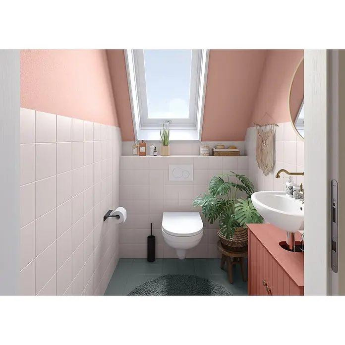 Alpina Wandfarbe Bad & Küche Rosenstaub - Rosa, Matt, 2,5 l - Ein modernes, helles Badezimmer mit pfirsichfarbenen Wänden, weißen Fliesen, Toilette, Waschbecken und einem großen Dachfenster.