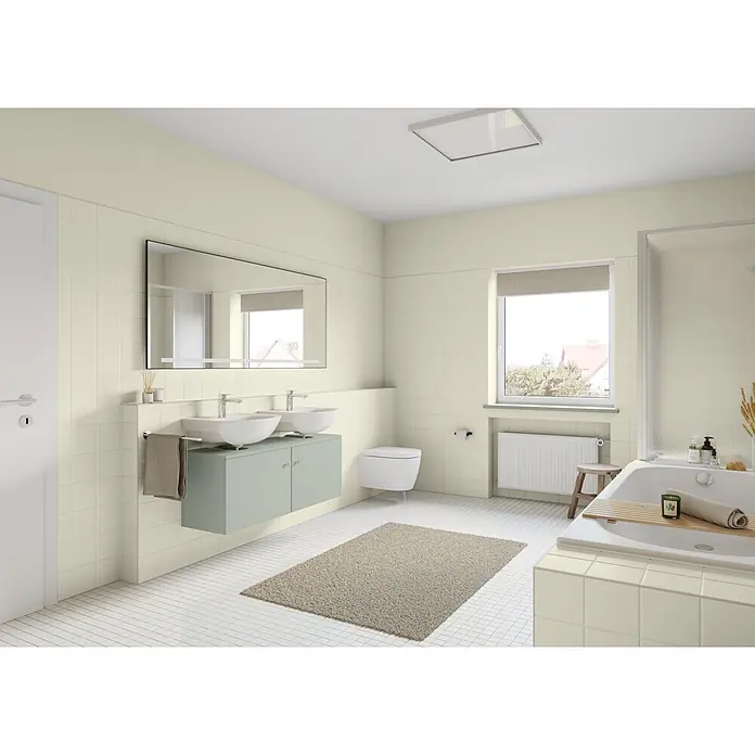 Alpina Wandfarbe Bad & Küche Kreidefelsen - Beige, Matt, 2,5 l - Modernes Bad mit cremefarbenen Wandfliesen, hellgrünem Doppelwaschtisch und Badewanne mit Holzablage.