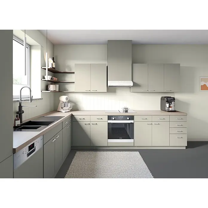 Alpina Wandfarbe Bad & Küche Kreidefelsen - Beige, Matt, 2,5 l - Moderne Küche mit hellgrünen Schränken, Holzplatten, integrierten Geräten und Fliesenrückwand.