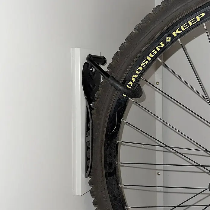 Proregal Fahrradgarage 2er abschließbar - 125 x 158 x 213 cm, Grau - Schwarze Fahrradwandhalterung, die ein Fahrradrad sicher hält.