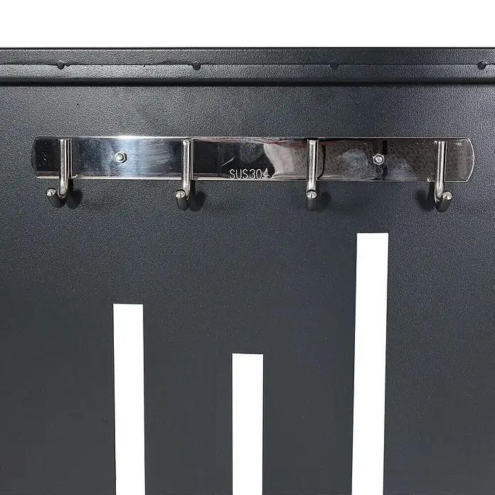 Proregal Fahrradgarage 2er abschließbar - 100 x 202 x 121 cm, Grau - Glänzende SUS304 Edelstahl Hakenleiste mit vier Haken auf dunkler Oberfläche.