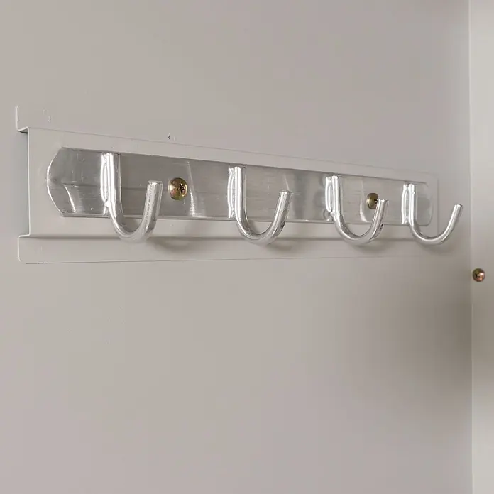 Proregal Fahrradgarage 2er abschließbar - 125 x 158 x 213 cm, Grau - Silberfarbene Metall-Garderobe mit fünf Haken, an der Wand montiert.