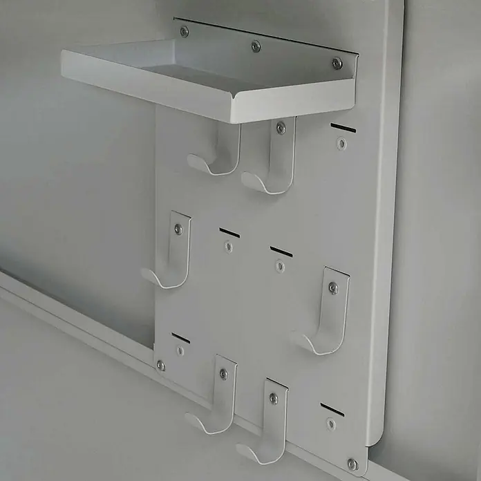 Proregal Fahrradgarage 2er abschließbar verzinkter Stahl - 208 x 113 x 123 cm, Grau - Weißes Metall-Organizer-Panel mit Ablage und sechs J-Haken zum Aufhängen.