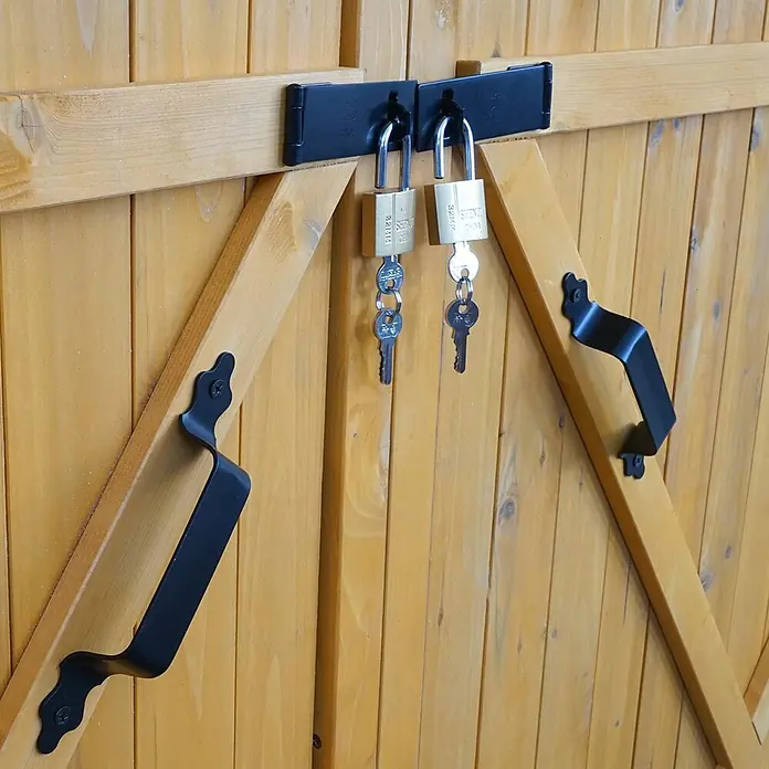 Proregal Fahrradgarage 1er abschließbar - Holz, Braun - Zwei Messing-Vorhängeschlösser mit Schlüsseln und einer schwarzen Metallhaspe an einer Holztür mit schwarzen Griffen.