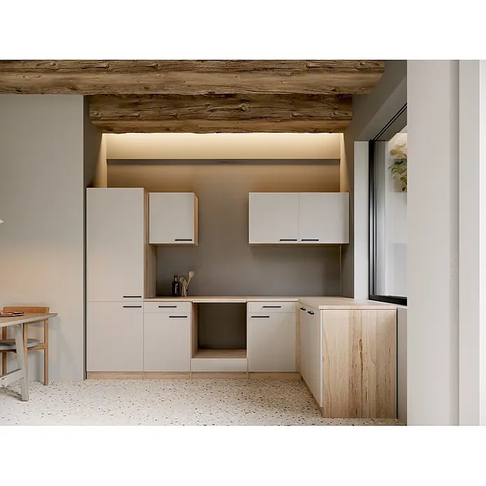 Respekta Merle Küchenleerblock - B x L: 280 x 172 cm, Kaschmir, Ohne Elektrogeräte - Moderne Küche mit hellgrauen Schränken, hellen Holz Akzenten und gesprenkeltem Boden, mit einem großen Holzbalken an der Decke.