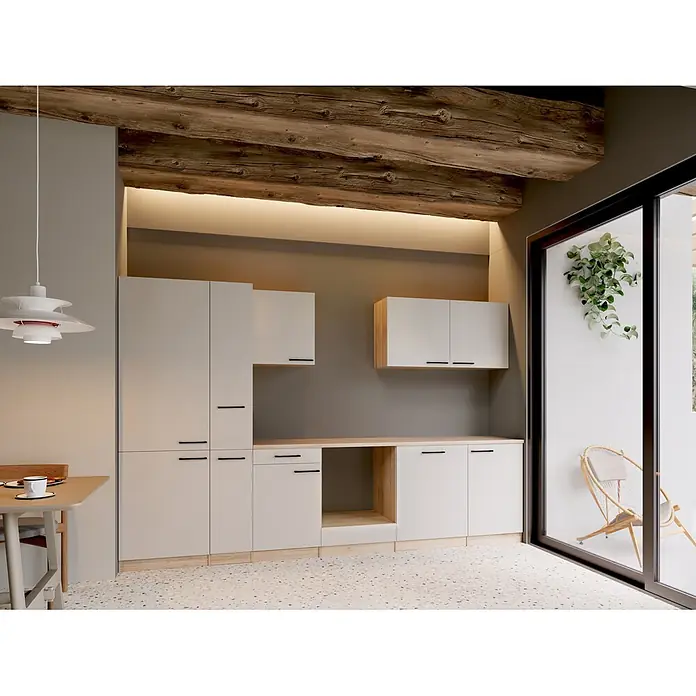Respekta Merle Küchenleerblock - Breite: 310 cm, Kaschmir, Ohne Elektrogeräte - Moderne Küche mit hellbeigen Schränken, Holzarbeitsplatte und rustikalen Holzdeckenbalken, angrenzend an einen Essbereich.