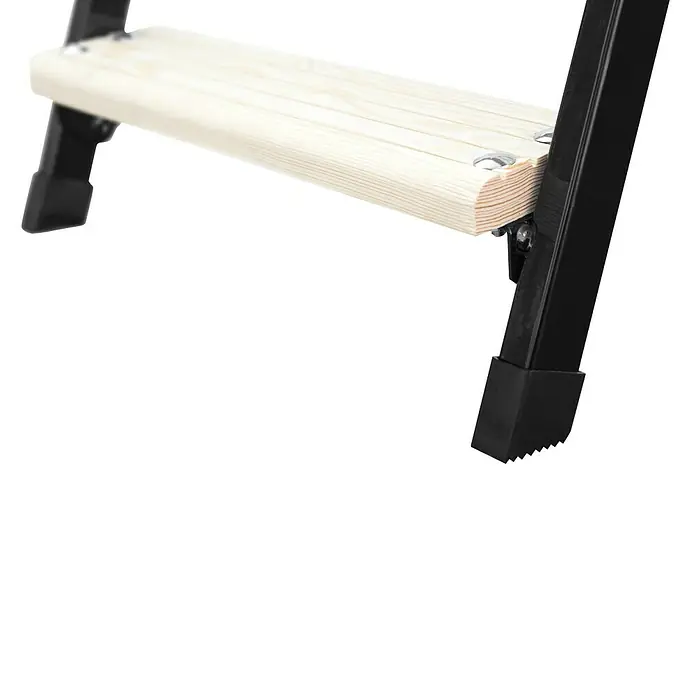 Bodentreppe Polar Plus - 120 x 70 cm, Wärmedämmung: 0,36 W/(m²K) - Detailaufnahme einer Trittleiter mit einer hellen Holzstufe und einem schwarzen Metallrahmen, ideal für den Haushalt.