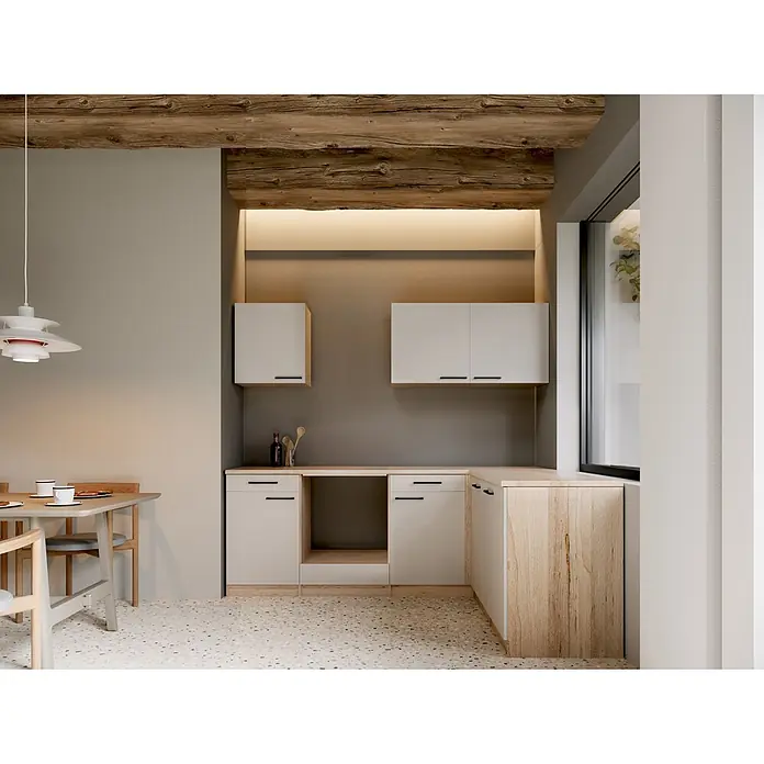 Respekta Merle Küchenleerblock - B x L: 220 x 172 cm, Kaschmir, Ohne Elektrogeräte - Eine Küchenzeile mit hellen Schränken, Arbeitsplatten aus Holz und integrierten Holzelementen in einem Raum mit rustikalen Holzbalken.