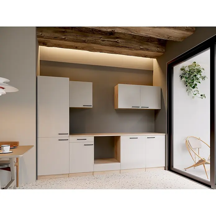 Respekta Merle Küchenleerblock - Breite: 280 cm, Kaschmir, Ohne Elektrogeräte - Helle graue Schränke mit Holzdetails und schwarzen Griffen, unter einem beleuchteten rustikalen Balken.