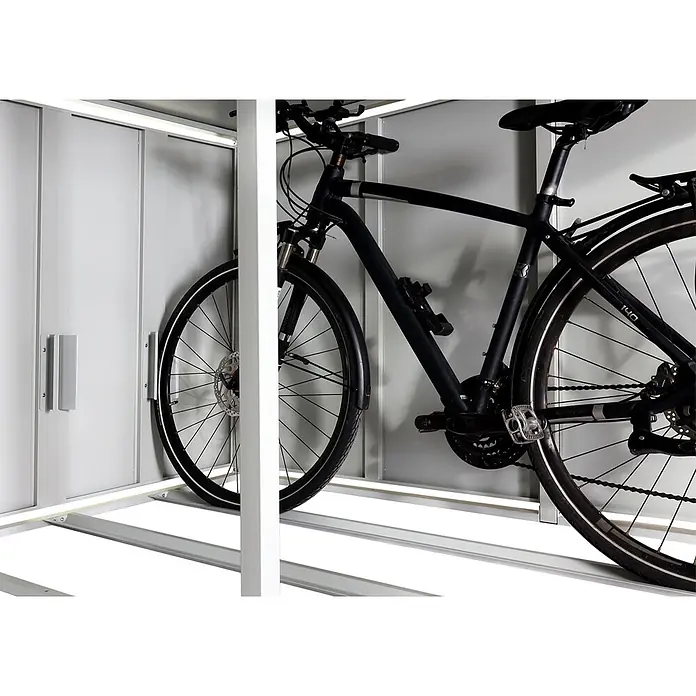Proregal Fahrradgarage 4er mit Pflanzkasten - Stahl, Grau - Helle, graue Fahrradaufbewahrungsbox aus Metall mit schwarzem Fahrrad darin, Vorder- und Hinterrad, Pedale und Lenker sichtbar.