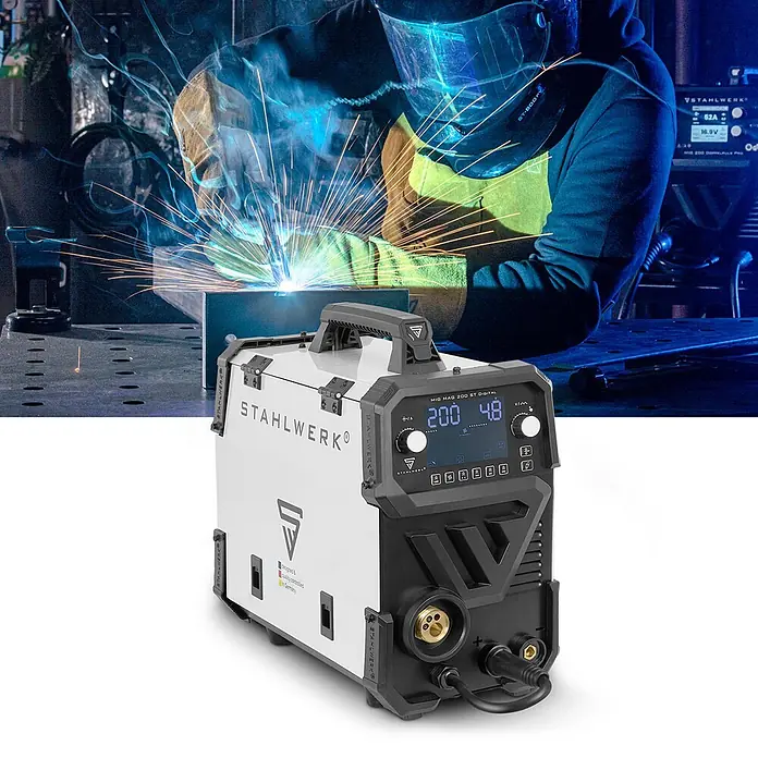 STAHLWERK MIG/MAG-Schweißgerät Schweißgerät MIG MAG 200 ST Digital - Schweißstrom: 200 A, 230 V - Weiß-schwarzes STAHLWERK MIG MAG 200 ST DIGITAL Schweißgerät im Vordergrund, mit einem Schweißer bei der Arbeit im Hintergrund.