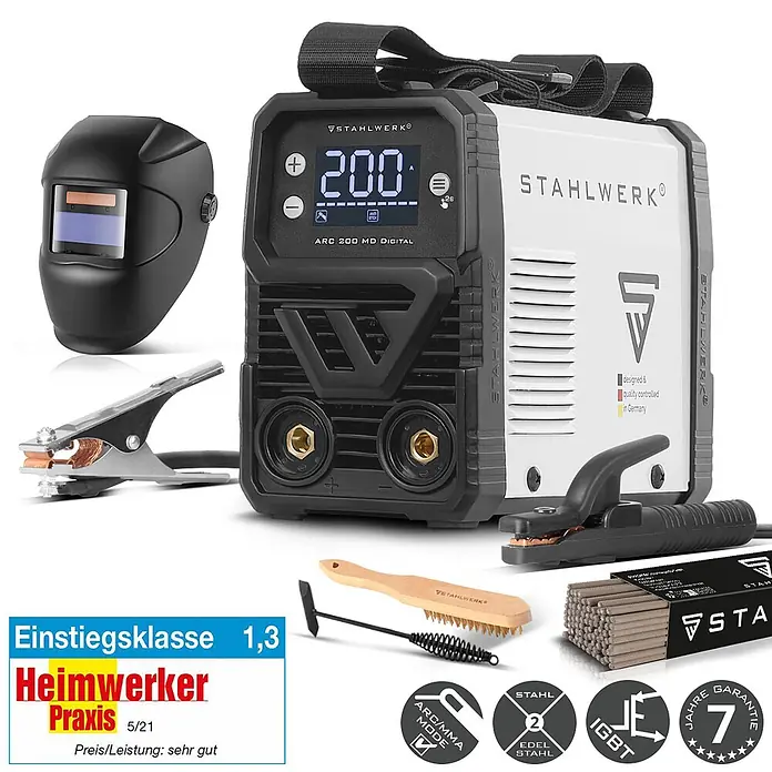 STAHLWERK Elektrodenschweißgerät ARC 200 MD Vollausstattung -  - Ein weiß-schwarzes digitales STAHLWERK Schweißgerät mit Schweißhelm, Klemmen, Bürste und Schweißelektroden.