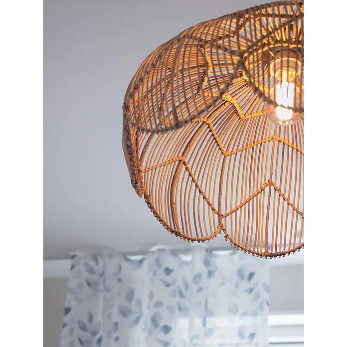 PR Home Pendelleuchte Belle - 40 W, E27 - Hängender Lampenschirm aus geflochtenem Rattan mit leuchtender Glühbirne, die warmes Licht wirft.