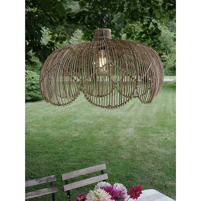PR Home Außenwand- & Deckenleuchte 53 cm Outdoor -  - Natur-Rattan-Pendelleuchte mit sichtbarer, leuchtender Glühbirne, draußen über einem Tisch hängend.
