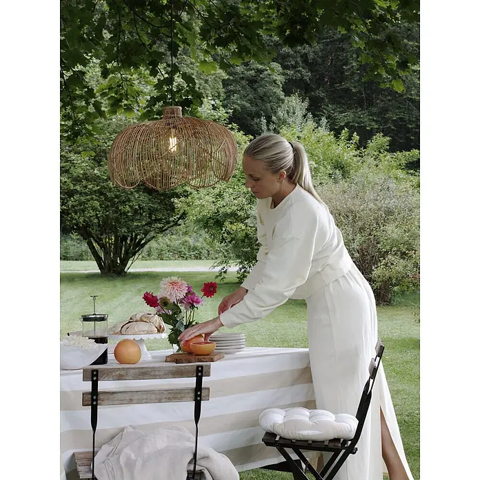 PR Home Außenwand- & Deckenleuchte 53 cm Outdoor -  - Natürliche Rattan-Pendelleuchte mit sichtbarer Glühbirne über einem Gartentisch.