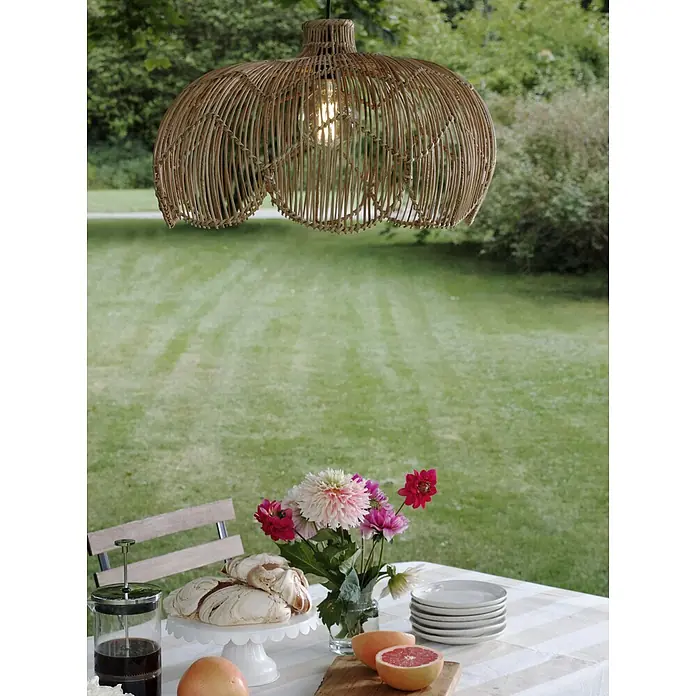 PR Home Außenwand- & Deckenleuchte 53 cm Outdoor -  - Rattan-Pendelleuchte mit Glühbirne, hängt über einem Gartentisch.