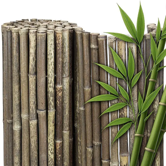 NOOR Sichtschutzelement BLACK EDITION Bambusmatte - Naturmaterialien, Schwarz - Gerollter Bambuszaun aus Natur-Bambusstangen mit grünen Deko-Bambuszweigen.