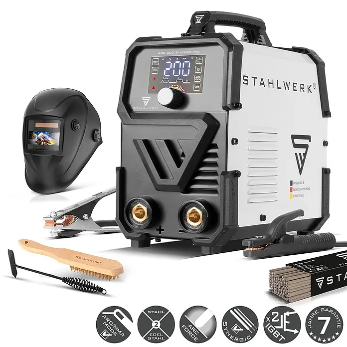 STAHLWERK Elektrodenschweißgerät Elektroden-Schweißgerät ARC 200 Synergic Pro Vollausstattung -  - Weiße und schwarze Stahlwerk ARC 200 Synergic Pro Schweißmaschine mit Schweißhelm und Zubehör.