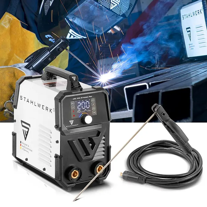 STAHLWERK Kombi-Schweißgerät ARC 200 Synergic Pro MMA Lift TIG - Schweißstrom: 200 A - Weiß-schwarzes Stahlwerk ARC 200 Synergic Pro Schweißgerät mit Elektrodenhalter und Kabel, vor aktivem Schweißen.