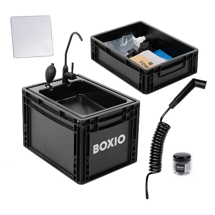 Boxio Campingwaschbecken Wash Max+ - 40 x 30 x 40 cm, 5 -tlg. - Schwarzes tragbares Camping-Spülsystem mit integriertem Handpumpenhahn, Duschkopf, Spiegel, zwei Lagerboxen und einem Glas Perlen.