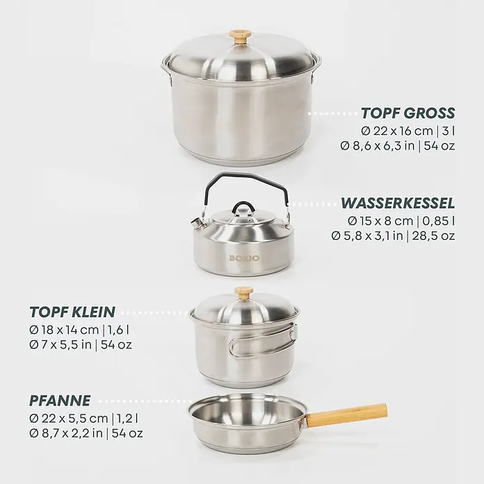 Boxio Topf Set Cookware - Edelstahl - Ein Set aus Edelstahl-Campinggeschirr, bestehend aus zwei Töpfen, einem Wasserkocher und einer Bratpfanne mit Holzgriff.