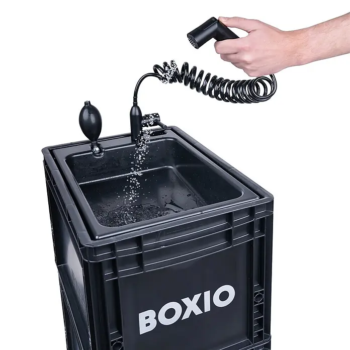 Boxio Handbrause Shower - Schwarz - Schwarzes BOXIO tragbares Waschbecken mit Pumpe und Schlauch, das Wasser ausgibt.