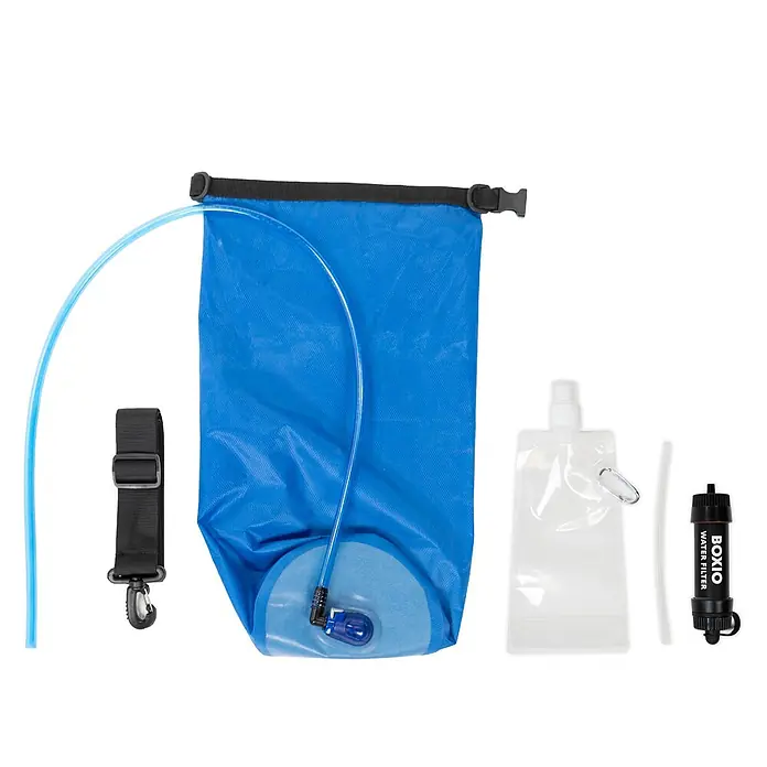 Boxio Wasserfilter Set - 5 -tlg. - Ein tragbares Outdoor-Wasserfiltersystem mit blauem Vorratsbeutel, transparentem Beutel, schwarzem Wasserfilter, Schlauch und Gurt.