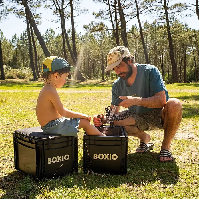 Boxio Handbrause Shower - Schwarz - Schwarze BOXIO Boxen als tragbarer Sitz und Fußwaschbecken im Freien, vielseitig in der Natur einsetzbar.