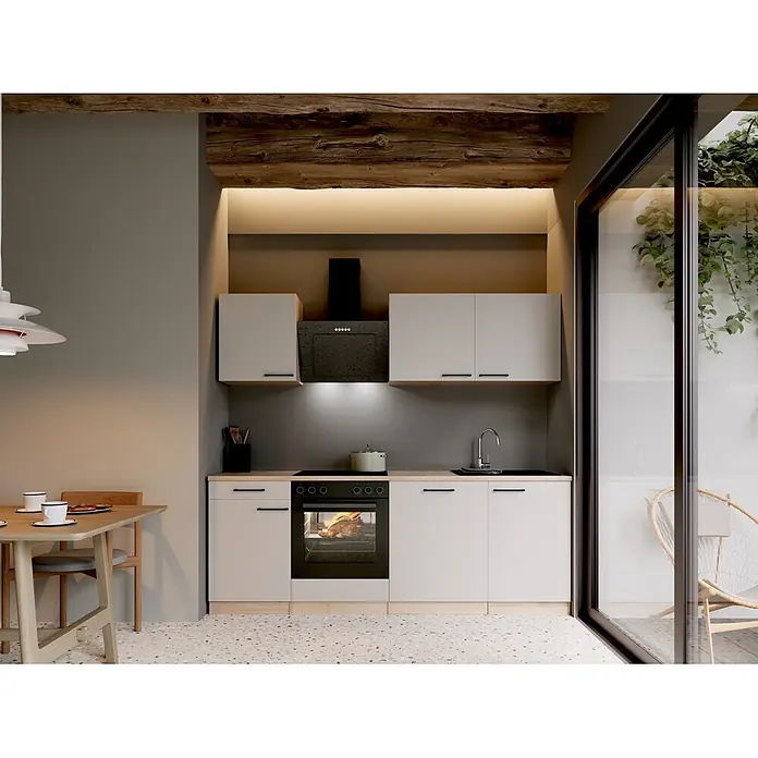 Respekta Küchenzeile Merle - Breite: 220 cm, Kaschmir, Mit Elektrogeräten - Moderne Kompaktküche mit hellgrauen Schränken, Holzplatte, schwarzen Geräten und Backofen. Angrenzender Essbereich und Zugang zur Terrasse.