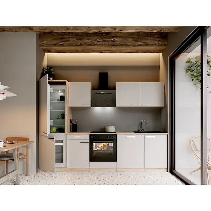 Respekta Küchenzeile Merle - Breite: 280 cm, Kaschmir, Mit Elektrogeräten - Moderne weiße Küche mit Holztheke, Einbauherd, Kochfeld, Spüle und offenem Kühlschrank. Rustikaler Holzbalken darüber.