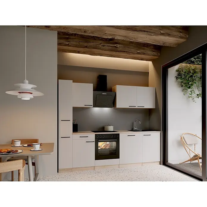 Respekta Küchenzeile Merle - Breite: 250 cm, Kaschmir, Mit Elektrogeräten - Helle Küche und Essbereich mit weißen Schränken, schwarzen Geräten, einer Holztheke, einem Frühstückstisch und Holzbalken.