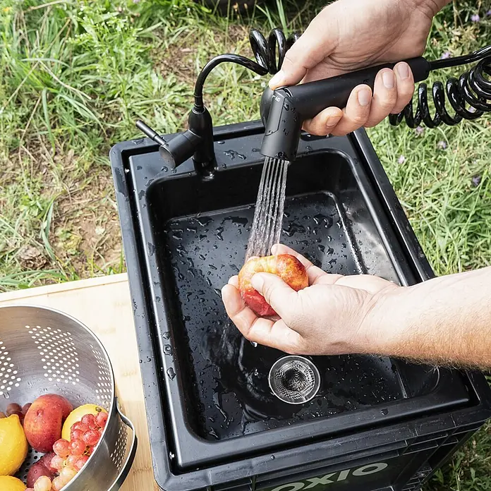 Boxio Handbrause Shower - Schwarz - Schwarzes tragbares Waschbecken mit Wasserhahn zum Obstwaschen im Freien.