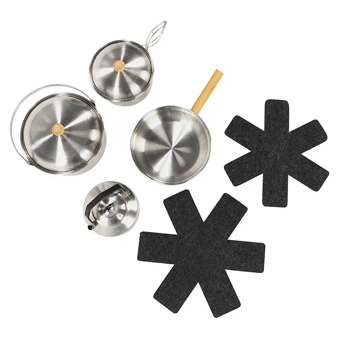 Boxio Topf Set Cookware - Edelstahl - Eine Sammlung von Edelstahltöpfen, Pfannen und einem Wasserkocher neben zwei dunkelgrauen, sternförmigen Filzuntersetzern.