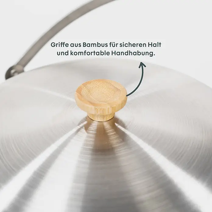 Boxio Topf Set Cookware - Edelstahl - Nahaufnahme eines Deckels aus gebürstetem Edelstahl mit hellbraunem Bambusknauf für komfortable Handhabung.