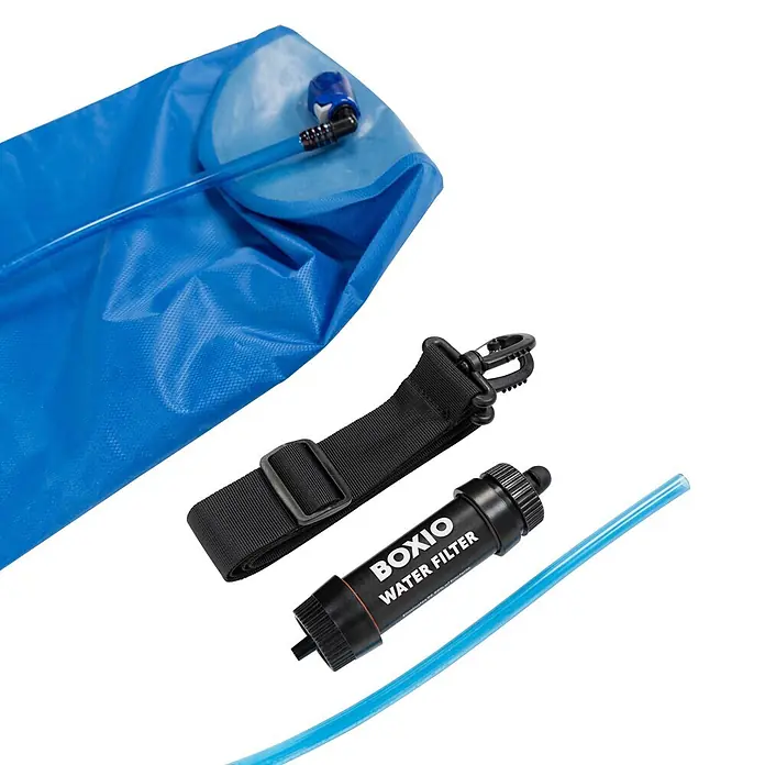 Boxio Wasserfilter Set - 5 -tlg. - Blaues Trinkreservoir, angeschlossener Schlauch mit Ventil, schwarzer Wasserfilter und schwarzer Tragegurt für den Outdoor-Einsatz.