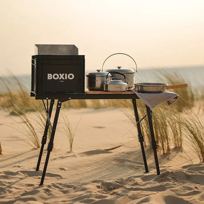 Boxio Topf Set Cookware - Edelstahl - Schwarze BOXIO COOK Außenküche am Strand mit Edelstahlkochtöpfen. Zum Kochen im Freien.