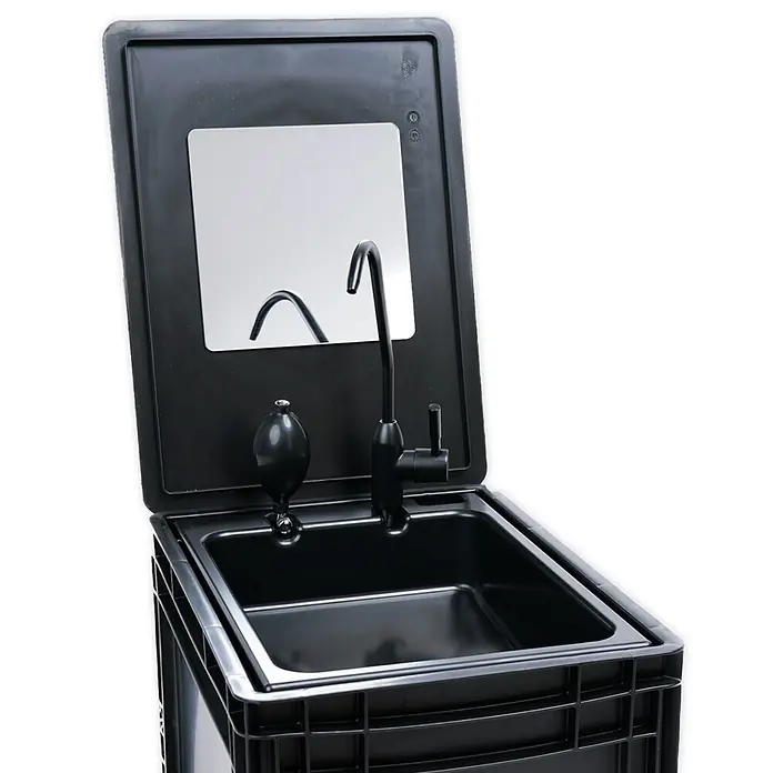 Boxio Spiegel Mirror - 18 x 18 cm - Schwarze tragbare Handwaschstation mit integriertem Spiegel, Schwanenhalsarmatur und Pumpspender über einem Waschbecken.