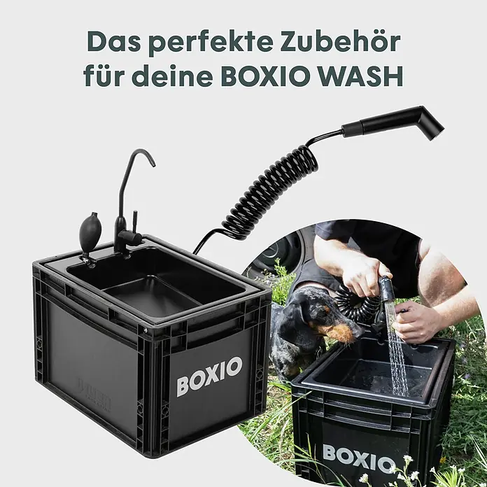 Boxio Handbrause Shower - Schwarz - Schwarzes BOXIO WASH Spülbecken aus Kunststoff mit Wasserhahn und Brause, im Freien mit Hund beim Befüllen eines Kastens.