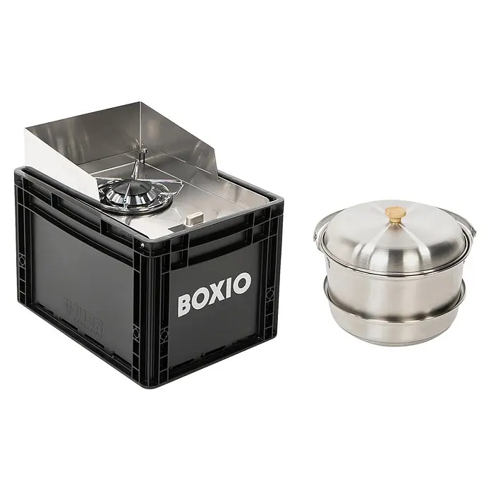 Boxio Gaskocher Cook Plus - 40 x 30 x 27 cm, Edelstahl - Ein schwarzer BOXIO-Kasten mit integriertem Edelstahl-Campingkocher und einem separaten Edelstahl-Kochtopf.