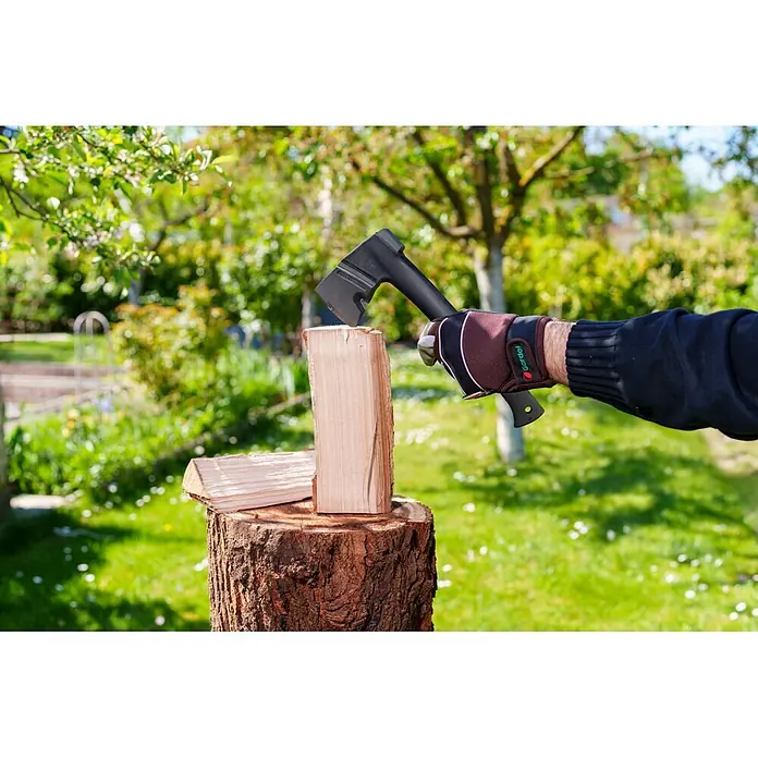 Gardol Gartenhandschuhe für den Geräteeinsatz - 8, M, Braun - Eine behandschuhte Hand hält eine Axt, die ein Stück Brennholz auf einem Baumstamm spaltet.