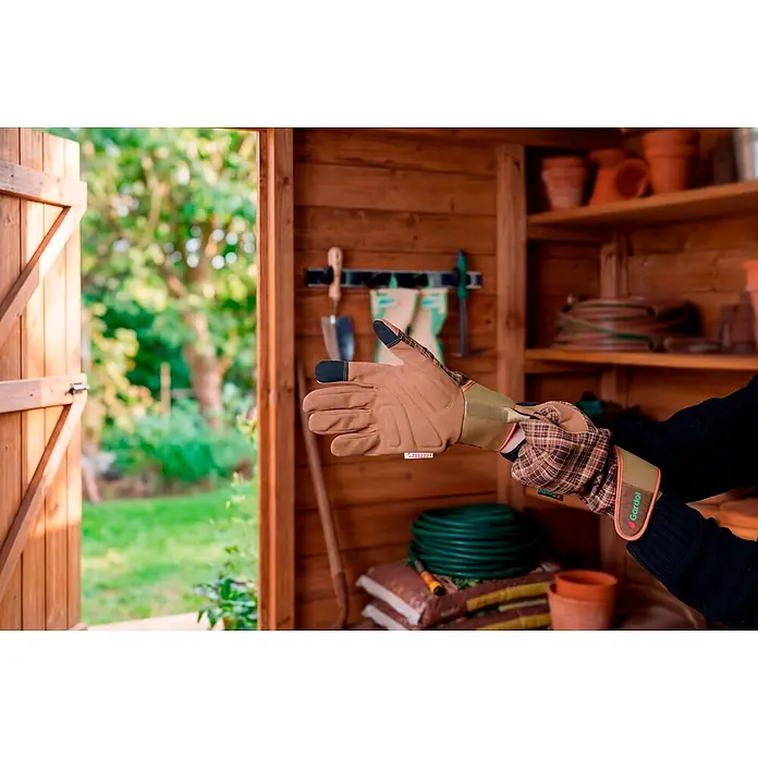 Gardol Gartenhandschuhe für Pflegearbeiten - 10, XL, Braun - Hände ziehen beigefarbene Gartenhandschuhe mit Karomuster in einem Gartenschuppen an.