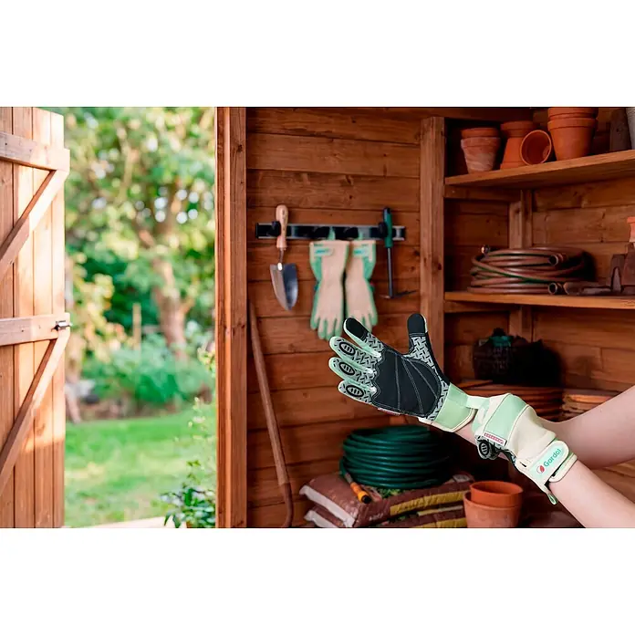 Gardol Gartenhandschuhe für den Geräteeinsatz - 8, M, Mint - Hellgrüner und schwarz gemusterter Gartenhandschuh an einer Hand in einem Gartenschuppen.