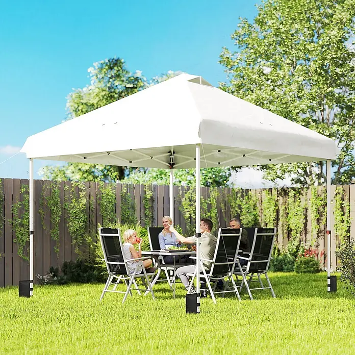 Outsunny Faltpavillon - Farbe Dach: Weiß - Weißes Pavillon spendet Schatten für eine Familie, die draußen im Garten isst.
